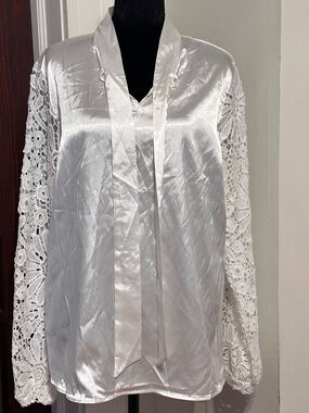 Womens White Pullover Blouse w/A Tie Collar & Long Floral Lace Sleeves (L)NWT